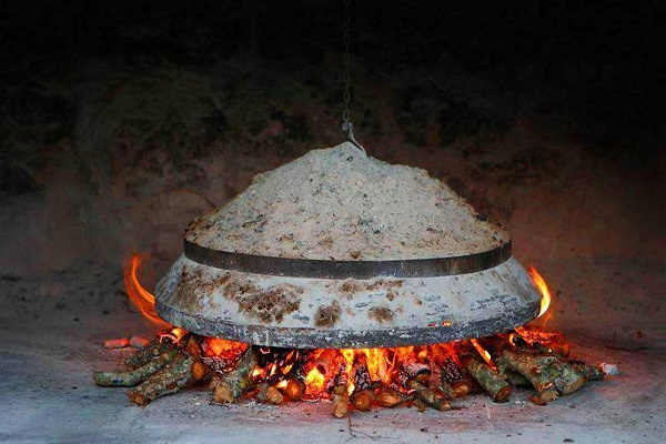 Η παραδοσιακή συνταγή για “σταχτόπιττα” της γιαγιας από τον Ακάμα!