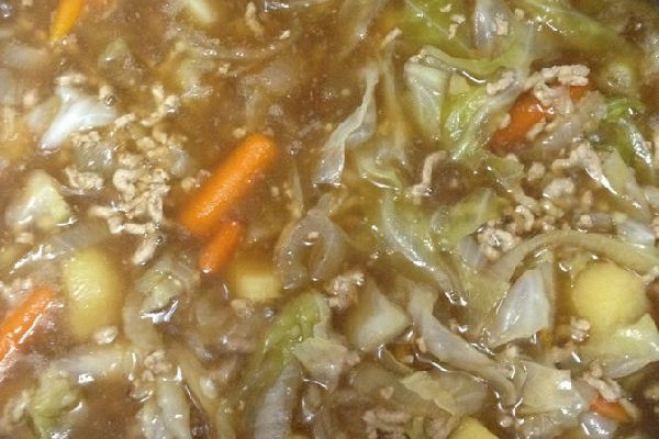 Συνταγή: Σούπα scouse με κιμά, πατάτες, καρότα, κραμπί και κρεμμύδι